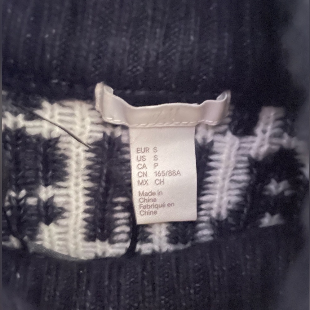 Woman’s H&M Christmas style Turtle neck sweater. Size small. - Picture 2 of 4